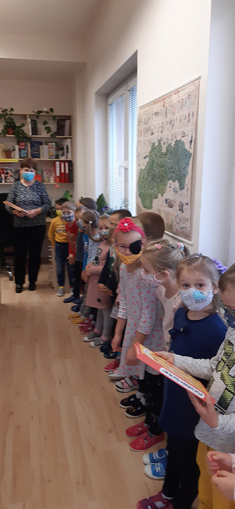 Deti z MŠ v obecnej knižnici